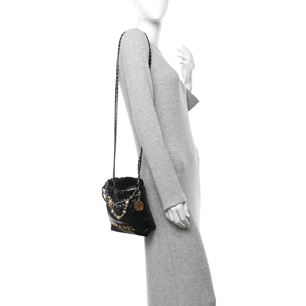 Shiny Calfskin Quilted Pearl CC Chain Mini Chanel 22 Black